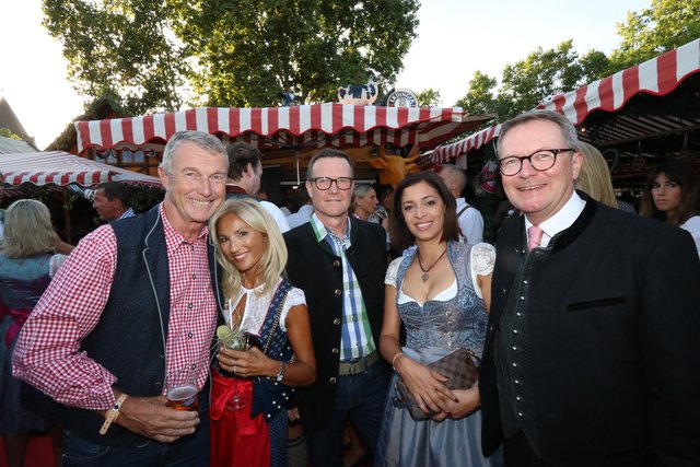 Unternehmer Alexander Brochier (l.) mit Ehefrau Birsen (2.v.l.), Handwerkskammer-Präsident Thomas Pirner (r.) mit Ehefrau Vanessa und wbg-Geschäftsführer Ralf Schekira. | Foto: John R. Braun