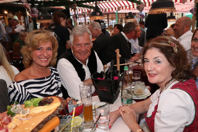 ,,Höhle der Löwen“-Star Dagmar Wöhrl (l.) mit Ehemann Hans Rudolf und Ursula Diehl. | Foto: John R. Braun