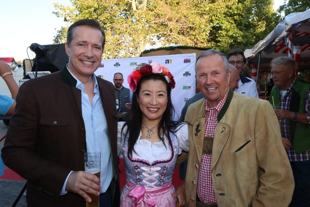 Sterne-Koch Alexander Herrmann (l.) und Unternehmer Hans-Georg Geis mit Ehefrau Catherine Xue Dong-Geis. | Foto: John R. Braun