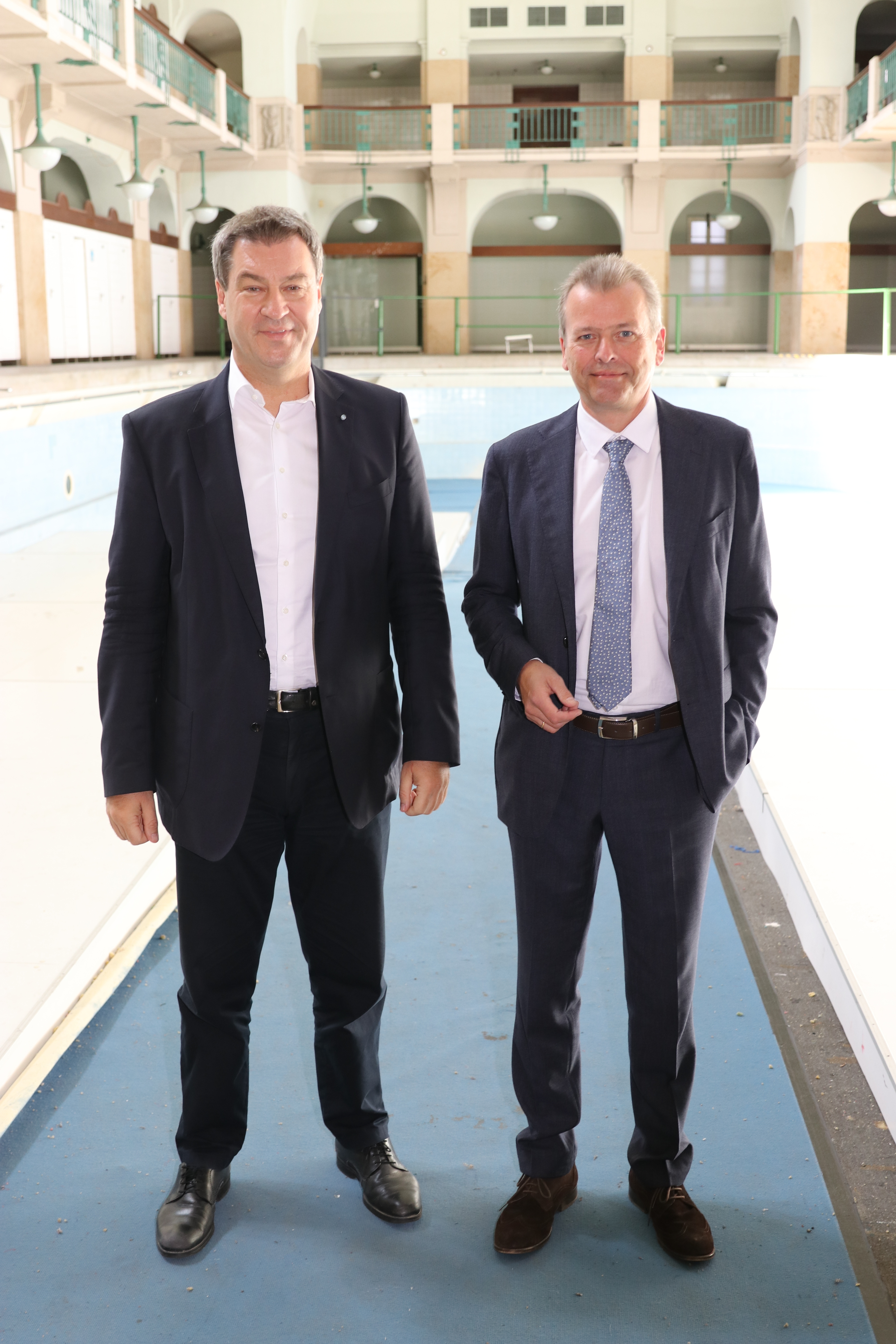 Der bayerische Ministerpräsident Dr. Markus Söder (l.) und Nürnbergs Oberbürgermeister Dr. Ulrich Maly verkündeten im Volksbad die Wiedereröffnung des Jugendstilhallenbades.