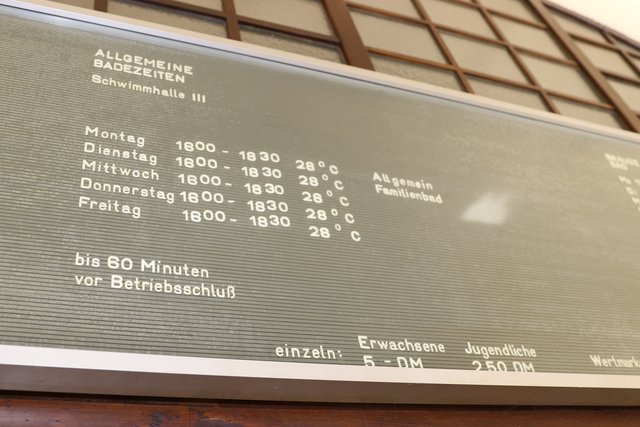Sogar die alten Öffnungszeiten und D-Mark Preise werden noch angezeigt. | Foto: Nicole Fuchsbauer