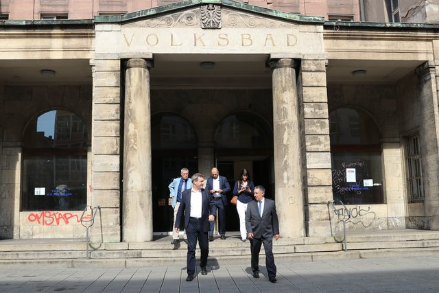 Dr. Markus Söder (l.) vor dem Nürnberger Volksbad. Der Freistaat stellt 18 Millionen Euro für die Sanierung zur Verfügung. | Foto: Nicole Fuchsbauer