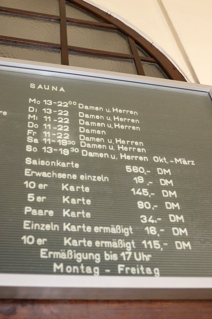 Unverändert seit der Schließung: die alte Anzeigetafel im Eingangsbereich. | Foto: Nicole Fuchsbauer