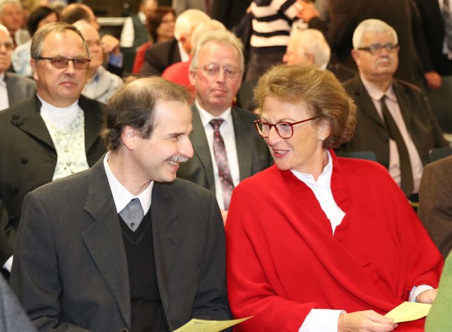 Monika Schenk Gräfin von Stauffenberg mit Pfarrer Christian Kaiser. | Foto: Nicole Fuchsbauer