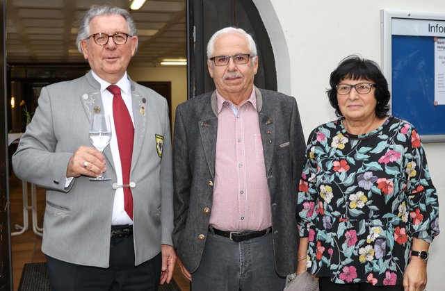 Empfang der Gäste vor dem Festakt in der Oertelscheune (v.l.): Dr. Peter Landendörfer (bekam kürzlich den Sozialpreis der Oberfranken Stiftung) mit Dieter und Gerlinde Zöbelein. | Foto: Nicole Fuchsbauer