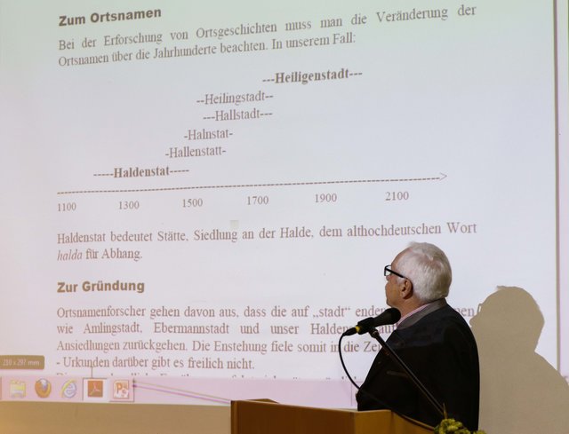 Marktgemeinde-Chronist Dieter Zöbelein gibt einen geschichtlichen Überblick über 850 Jahre Heiligenstadt. | Foto: Nicole Fuchsbauer