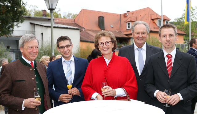 Empfang der Gäste vor dem Festakt in der Oertelscheune. | Foto: Nicole Fuchsbauer