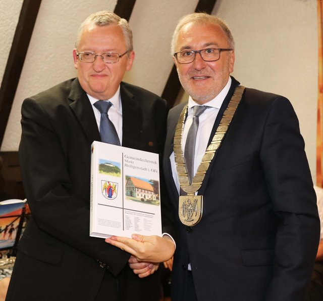 Eine Chronik des Marktes Heiligenstadt von Bürgermeister Helmut Krämer (r.) an Bezirksheimatpfleger Prof. Dr. Günter Dippold. | Foto: Nicole Fuchsbauer