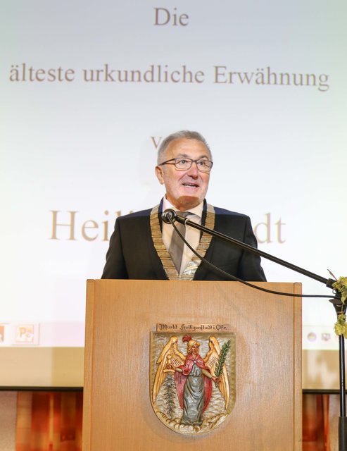 Heiligenstadts 1. Bürgermeister Helmut Krämer eröffnet den Festakt in der Oertelscheune. | Foto: Nicole Fuchsbauer