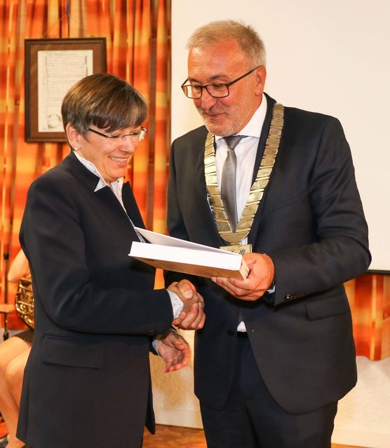 Regierungspräsidentin Heidrun Piwernetz erhält von Bürgermeister Helmut Krämer die Chronik des Marktes Heiligenstadt. | Foto: Nicole Fuchsbauer