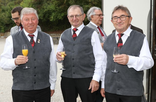 Empfang der Gäste vor dem Festakt in der Oertelscheune. | Foto: Nicole Fuchsbauer