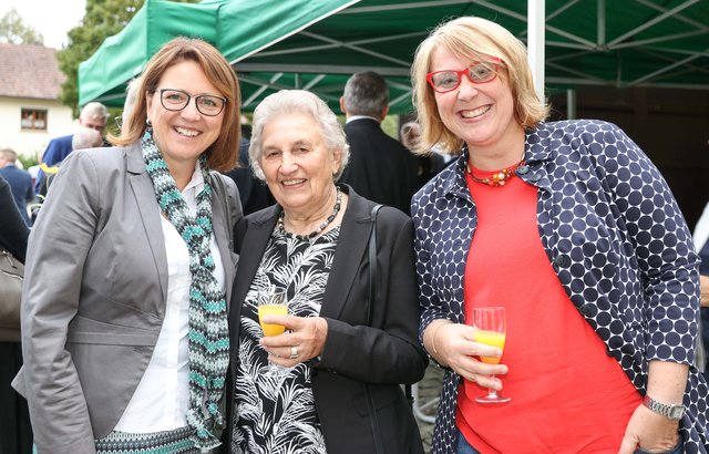 Empfang der Gäste vor dem Festakt in der Oertelscheune. | Foto: Nicole Fuchsbauer