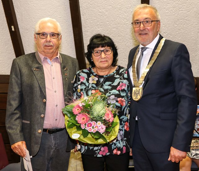 Der Chronist der Marktgemeinde Heiligenstadt Dieter Zöbelein mit seiner Frau Gerlinde und 1. Bürgermeister Helmut Krämer (v.l.). | Foto: Nicole Fuchsbauer