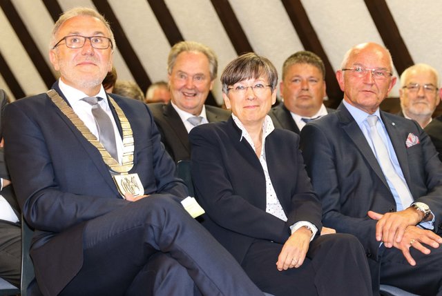 Festakt 850 Jahre Heiligenstadt (v.l.) 1. Bürgermeister Helmut Krämer, (dahinter) 2. Bürgermeister Hans Göller, Regierungspräsidentin Heidrun Piwernetz, (dahinter) 3. Bürgermeister Johannes Harrer sowie Bezirkstagspräsident Dr. Günther Denzler. | Foto: Nicole Fuchsbauer