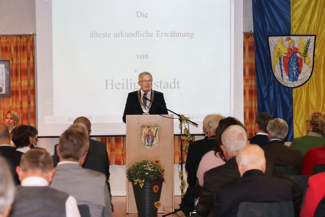 Heiligenstadts 1. Bürgermeister Helmut Krämer eröffnet den Festakt in der Oertelscheune. | Foto: Nicole Fuchsbauer