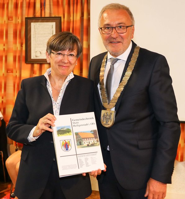 Regierungspräsidentin Heidrun Piwernetz erhält von Bürgermeister Helmut Krämer die Chronik des Marktes Heiligenstadt. | Foto: Nicole Fuchsbauer