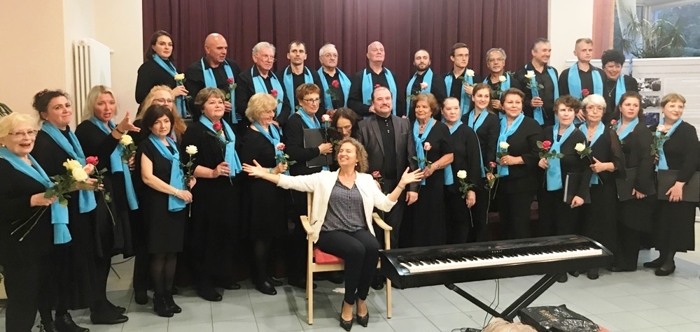 Susanne Radloff vor dem Chor beim Dankeschön