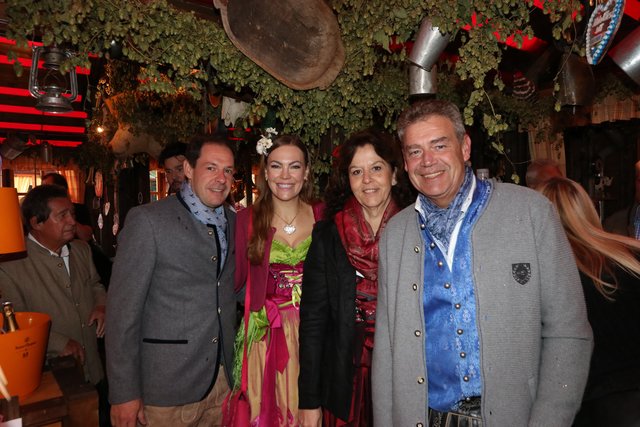 Premium Caterer René Lehrieder und Claudia Pinkert mit Altstadtfestwirt Klaus Böhm und Ehefrau Elke. | Foto: John R. Braun