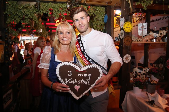 Petra Freitag, Lebensgefährtin von Club-Trainer Michael Köllner, mit Mister Nürnberg, dem 25-jährigen Marco Schmidt aus München | Foto: J. Friedrich