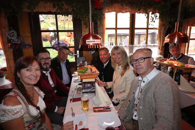 Susanne Sperber (l.), CSU Nürnberg West, CSU-Fraktionsgeschäftsführer Michael Kraus (2.v.l.), Stadtrat Kilian Sendner (3.v.l.), Stadtreklame-Geschäftsführer Georg Sorger  (3.v.r.) mit Ehefrau Eva-Maria und wbg-Pressesprecher Dieter Barth. | Foto: John R. Braun