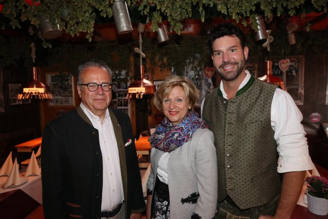 Festwirt Christian Wagner (r.) mit Ex-Bamf-Chef Frank-Jürgen Weise und Ehefrau Inge, Bürgerstiftung Nürnberg. | Foto: John R. Braun