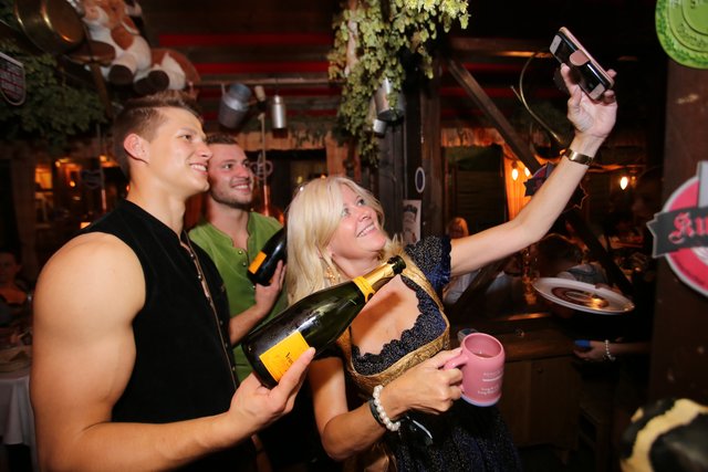 Hobb etz! Selfie! Nürnbergs Mode-Designerin Marion Wörlein (,,Maroni", Abendrot&Fadengold") drückt ab. | Foto: J. Friedrich