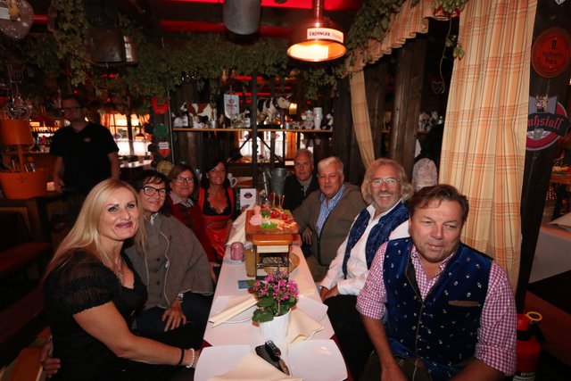 Der MCN-Vorstand hatte viel Spaß (von vorne nach hinten): Jürgen Schielein mit Ehefrau Annette, Wolfgang Schlosser mit Ehefrau Angie, Peter Brandmann mit Ehefrau Uli sowie Thomas Dill mit Ehefrau Ingun. | Foto: John R. Braun