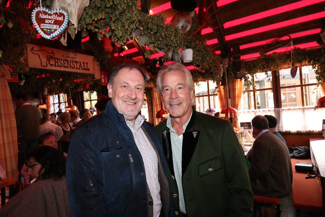 Bayern plus-Chef Norbert Küber (l.) mit Apotheker Werner Kühnel. | Foto: John R. Braun