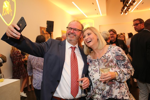 Selfie! Jochen Scharf (Metropol Automobile) und Lebensgefährtin Gisi Nill haben Spaß. | Foto: J. Friedrich