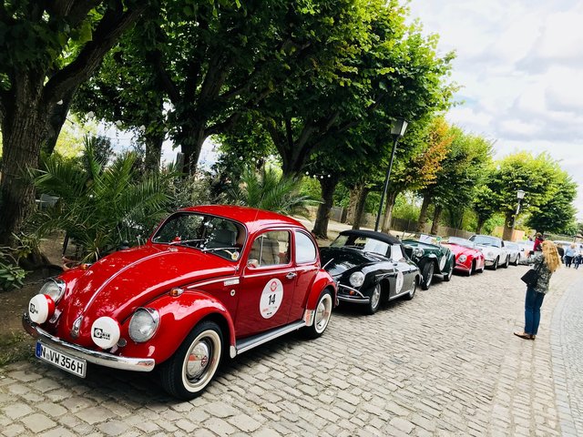Die Oldtimer-Karawane bei einer Pause am Bamberger Michaelsberg.
