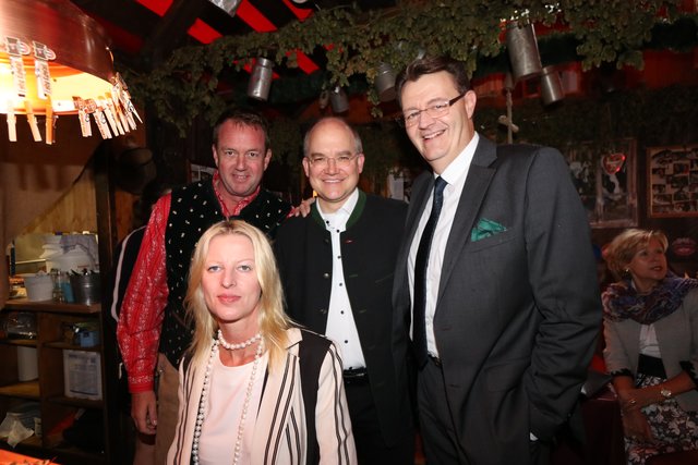 Jörg-Steffen Meister (l.) JSM-Auktionen, mit Lebensgefährtin Susanne und den Bundestagsabgeordneten Sebastian Brehm (M.) und Michael Frieser. | Foto: John R. Braun