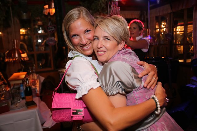 Alexandra Schacher (re., ARNDT Sicherheit, ,,Abendrot&Fadengold") mit Sabine Kaltenstadler (Geschäftsführerin ,,Bucherer"). | Foto: J. Friedrich