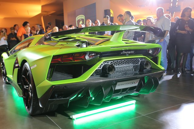 So sehen die meisten Verkehrsteilnehmer den Aventador SVJ. | Foto: J. Friedrich