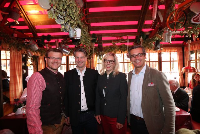 Nürnbergs CSU-Chef Marcus König, Südwestpark-Chef Daniel Pfaller mit Ehefrau Monika und Wirtschaftsreferent Dr. Michael Fraas (v.l.). | Foto: John R. Braun