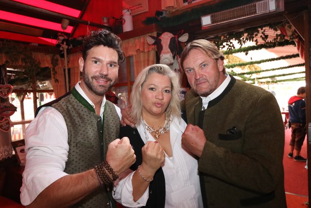 Christian Wagner (l.) und Babs mit Peter Althof. | Foto: John R. Braun