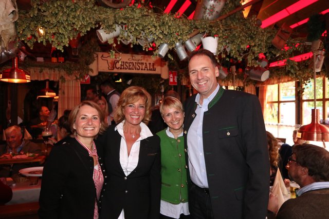 Sandra Pabst (l.), Geschäftsführerin INTRO-Verwaltungen, Dagmar Wöhrl (2.v.l.), Parlamentarische Staatssekretärin a.D., und Dirk Neugebauer, Bristol-Myers Squibb-Chef, mit Ehefrau Gabi. | Foto: John R. Braun