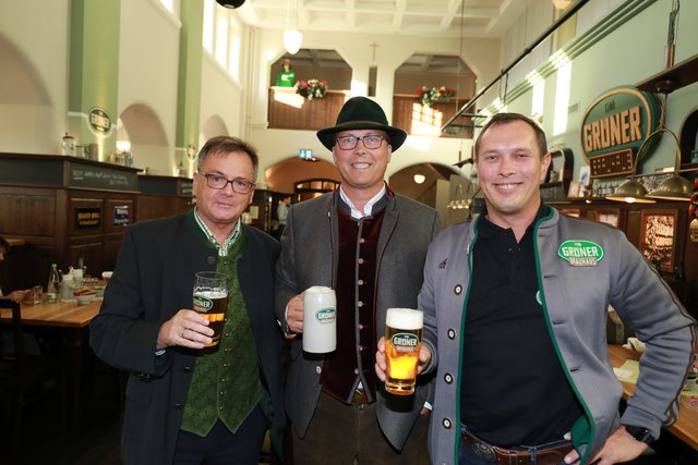 Tucher Geschäftsführer Fred Höfler, OBI-Boss Hannes Streng und Wirt Michael Urband. | Foto: Udo Dreier