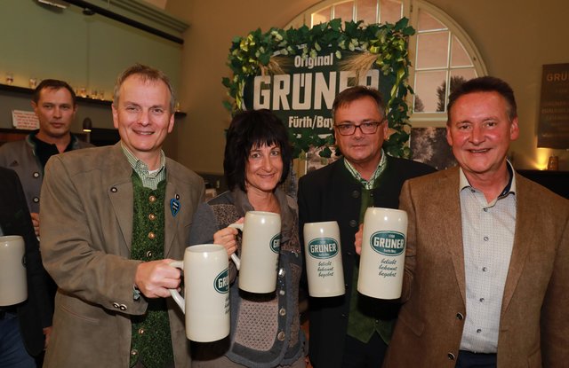 von rechts: OB Thomas Jung, Tucher Geschäftsführer Fred Höfler, Heike Jung, Wrtschafftsreferent Horst Müller und Gastwirt Michael Urban. | Foto: Udo Dreier