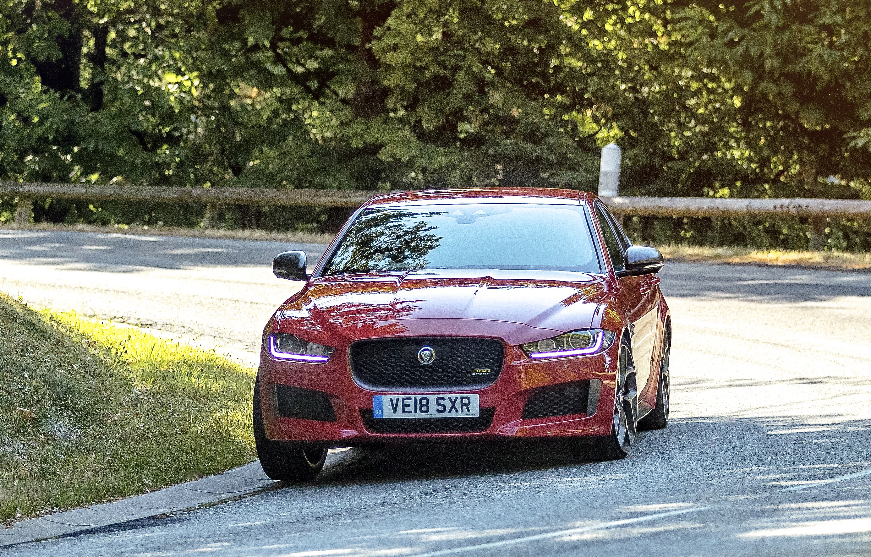 Der Jaguar XE 300 Sport bei seiner Rekordfahrt auf dem ehemaligen GP-Kurs Circuit de Charade bei Clermont-Ferrand. Foto: Auto-Medienportal.Net/Jaguar