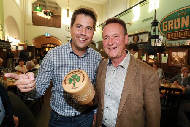 Nik Zitzelsberger von Tucher und OB Thomas Jung mit Bierschlegel. | Foto: Udo Dreier