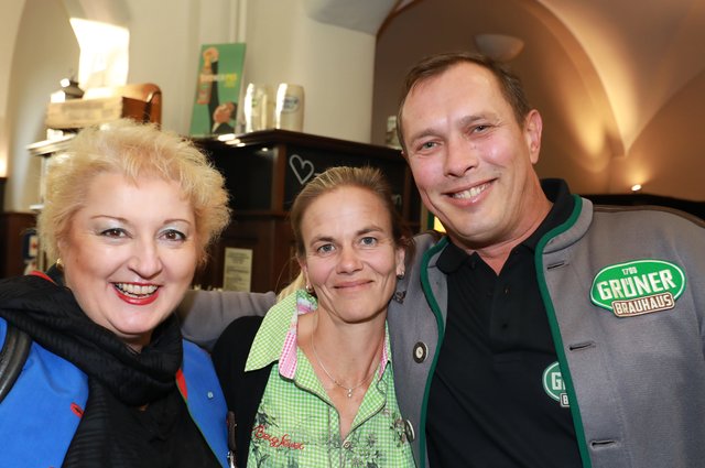 Gastwirt Michael Urban mit Ehefrau Silke und Landtagsabgeordnete Petra Guttenberger (l.). | Foto: Udo Dreier
