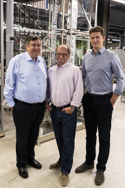 Das Team um Prof. Dr. Peter Wasserscheid (Mitte),  Prof. Dr. Wolfang Arlt (l.) und Dr. Daniel Teichmann wurde für den Deutschen Zukunftspreis 2018 nominiert. | Foto: Ansgar Pudenz/Deutscher Zukunftspreis