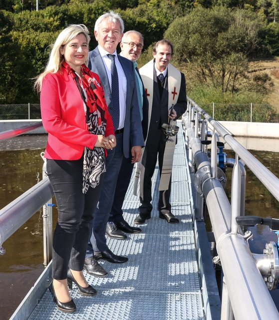 Pfarrer Christian Kaiser (r.) gab den kirchlichen Segen für die Kläranlage. Daneben (v.r.): 1. Bürgermeister Helmut Krämer, Landrat Johann Kalb und Staatsministerin Melanie Huml. | Foto: Nicole Fuchsbauer