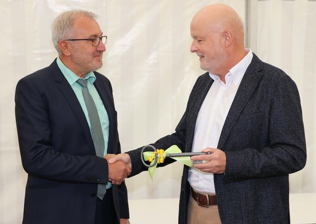 Schlüsselübergabe an Bürgermeister Helmut Krämer (l.) von Michael Miller, Ingenieurbüro Miller aus Nürnberg. | Foto: Nicole Fuchsbauer