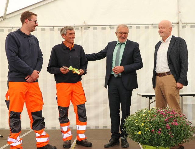 Schlüsselübergabe (v.l.): stellvertretender Klärwärter Florian Männlein, Klärwärter Ernst Audenrith, 1. Bürgermeister Helmut Krämer und Michael Miller. | Foto: Nicole Fuchsbauer