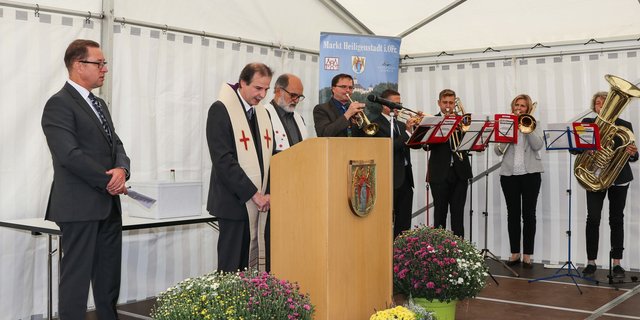 Kirchlicher Segen von (v.l.) Pastor Dirk Zimmer (Freikirche), Pfarrer Christian Kaiser (katholische Kirche) und Pfarrer Thomas Bruhnke (evangelische Kirche). Musikalisch umrahmt von den ,,Erdäpfel Geisdorf" (Josef Pickel, Birgit Bruha-Pickel, Christine Weininger und Martin Wretschitsch). | Foto: Nicole Fuchsbauer