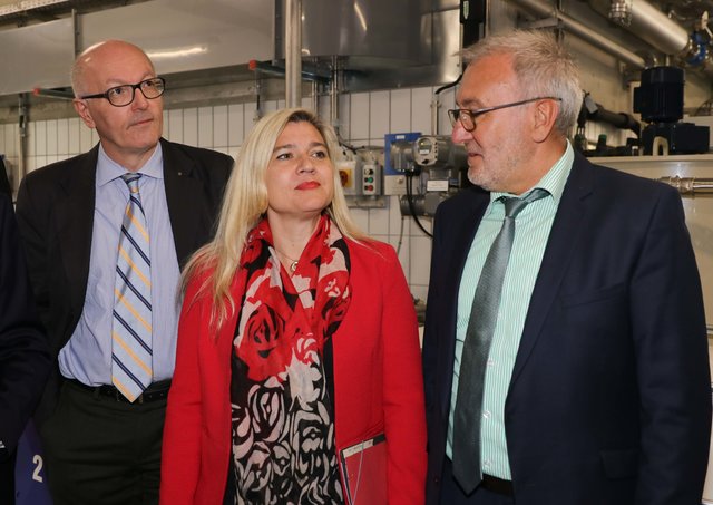 Rundgang in der hochmodernen Kläranlage (v.l.): Baudirektor Hans Hemmerlein, Staatsministerin Melanie Huml und 1. Bürgermeister Helmut Krämer. | Foto: Nicole Fuchsbauer