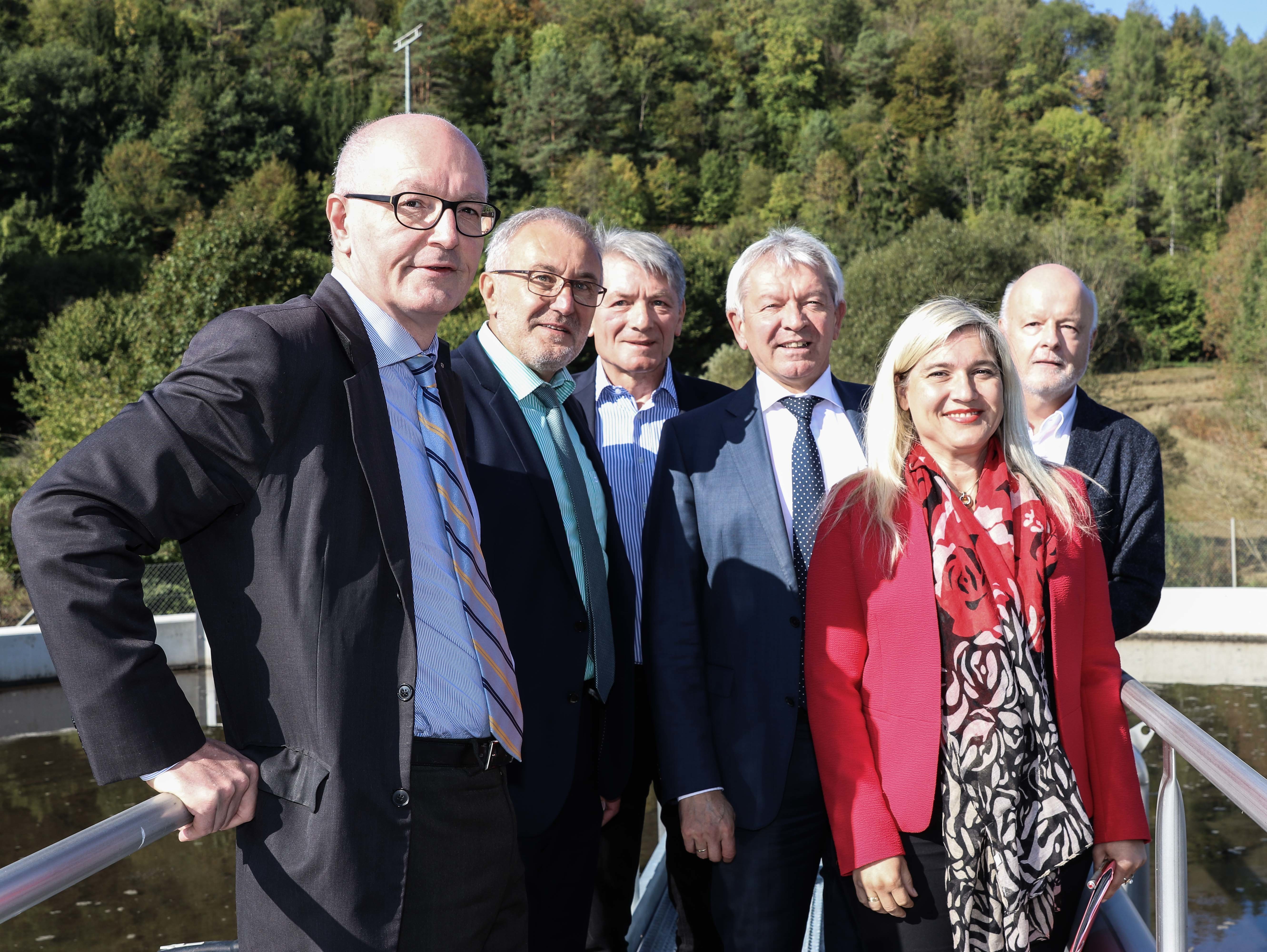 Einweihung der neuen Kläranlage in Heiligenstadt (v.l.): Hans Hemmerlein, Baudirektor Wasserwirtschaftsamt Kronach, 1. Bürgermeister Helmut Krämer, MdL Heinrich Rudrof, Landrat Johann Kalb, Staatsministerin Melanie Huml und Michael Miller, Ingenieurbüro Miller, Nürnberg.