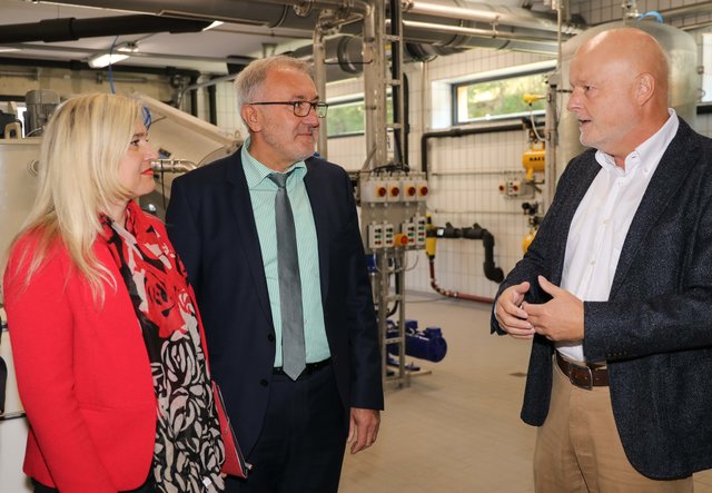 Michael Miller (r., Ingenieurbüro Miller aus Nürnberg) erklärt Bürgermeister Helmut Krämer und Staatsministerin Melanie Huml die neue Anlage. | Foto: Nicole Fuchsbauer