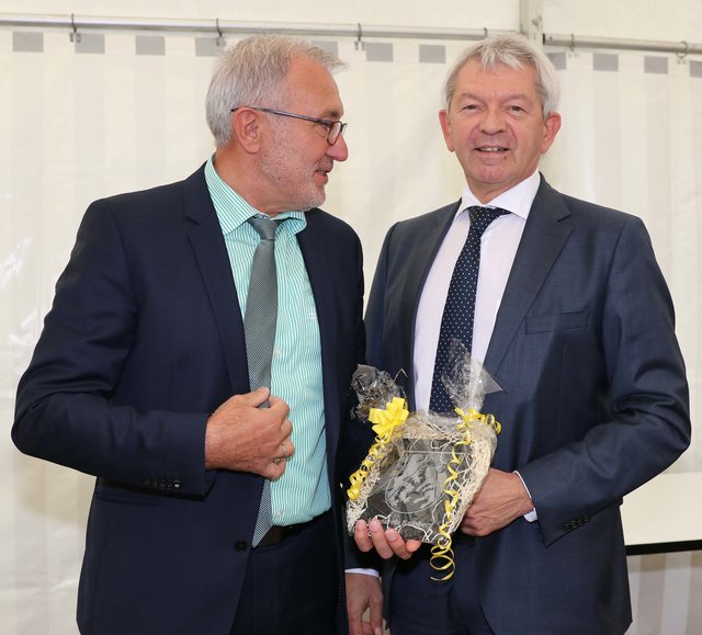 Landrat Johann Kalb (r.) konnte Helmut Krämer (schon wieder) ein Geschenk für ein Großereignis überbringen. | Foto: Nicole Fuchsbauer
